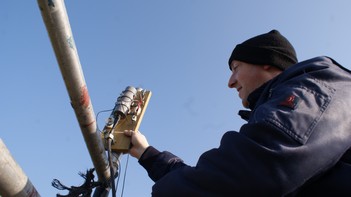 Jeroen op de steiger en plaatst de 160m antenne.
